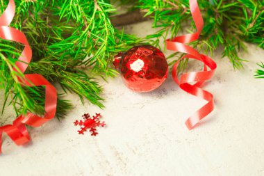 Noel ve yeni yıl arka plan: köknar ağacı dalları, oyuncaklar, süslemeleri. Kopya alanı