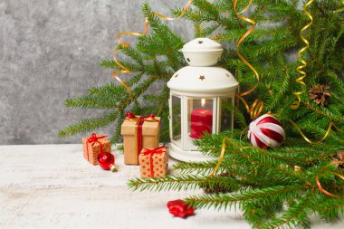 Noel ve yeni yıl arka plan: mum fener, cam toplar, süslemeleri ve hediyeler Beyaz ahşap zemin üzerinde