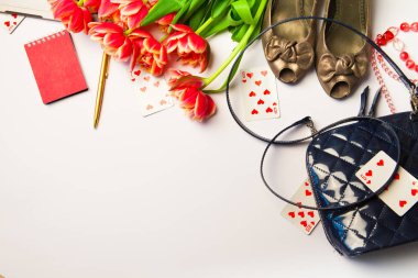 Tablo farklı kadın nesneler - ayakkabı, lale, kartları, çanta ile.