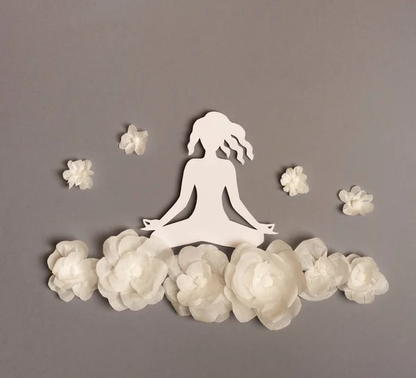 Yoga. Pratik yoga kadın figürü. Her şeyi kağıttan yapılmış.