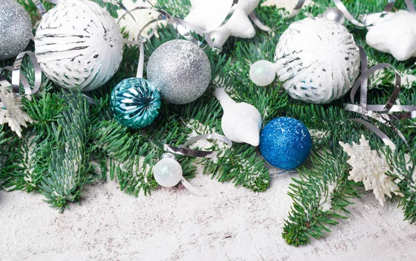 Weihnachten Oder Neujahr Hintergrund Tannenzweige Kugeln Dekorationen Platz Für Ihre — Stockfoto