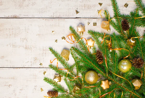 Kerstmis Nieuwjaar Achtergrond Spar Boomtakken Gouden Glazen Speelgoed Decoraties Kegels — Stockfoto