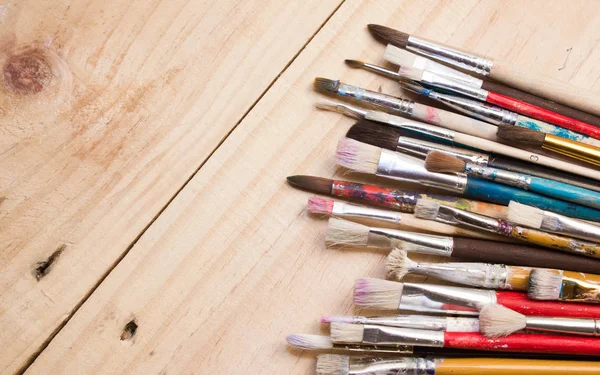 Fırçalar Ahşap Arka Plan Üzerinde Sanatçı Şyeri — Stok fotoğraf