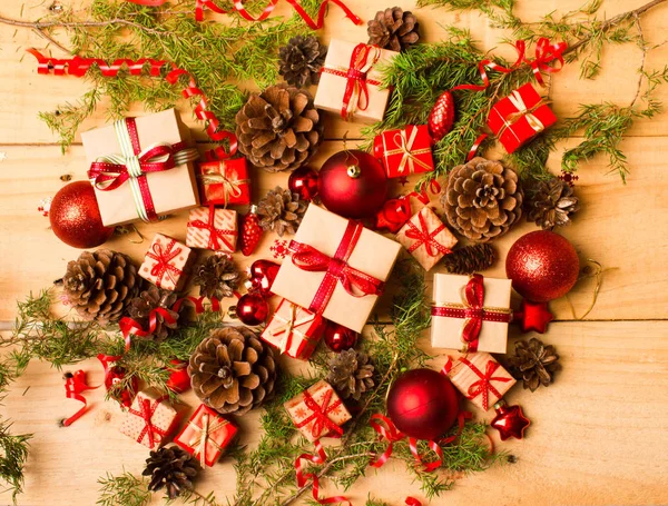 Рождественский Новогодний Фон Цветные Стеклянные Игрушки Украшения Подарки Деревянном Фоне — стоковое фото