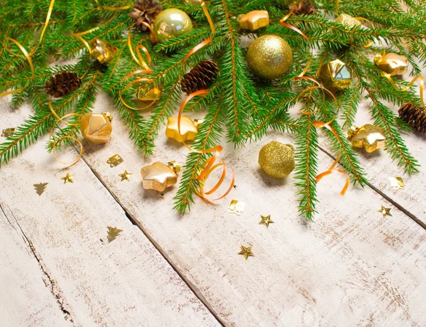 Kerstmis Nieuwjaar Achtergrond Spar Boomtakken Gouden Glazen Speelgoed Decoratie Een — Stockfoto