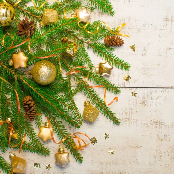 Kerstmis Nieuwjaar Achtergrond Spar Boomtakken Gouden Glazen Speelgoed Decoraties Kegels — Stockfoto