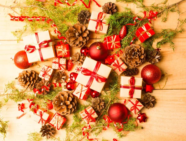 Weihnachten Oder Neujahr Hintergrund Farbiges Glasspielzeug Dekorationen Und Geschenke Auf — Stockfoto