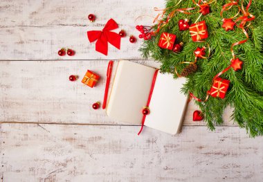 Noel arka plan günlüğü, kırmızı hediye kutuları, köknar ağacı dalları Beyaz ahşap arka planda, kopya alanı ile. Düz yatıyordu, en iyi görünüm. Planlama kavramı
