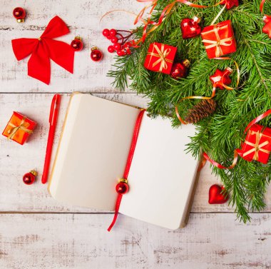 Noel arka plan günlüğü, kırmızı hediye kutuları, köknar ağacı dalları Beyaz ahşap arka planda, kopya alanı ile. Düz yatıyordu, en iyi görünüm. Planlama kavramı