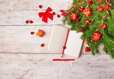Noel arka plan günlüğü, kırmızı hediye kutuları, köknar ağacı dalları Beyaz ahşap arka planda, kopya alanı ile. Düz yatıyordu, en iyi görünüm. Planlama kavramı