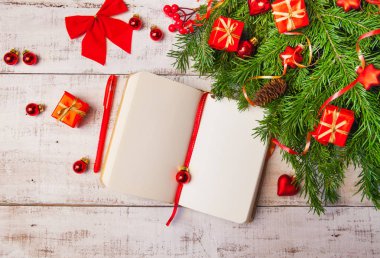 Noel arka plan günlüğü, kırmızı hediye kutuları, köknar ağacı dalları Beyaz ahşap arka planda, kopya alanı ile. Düz yatıyordu, en iyi görünüm. Planlama kavramı