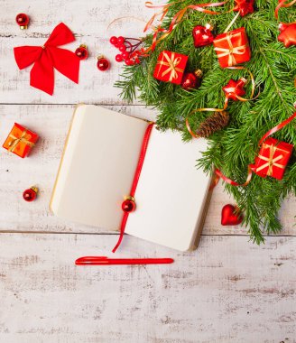 Noel arka plan günlüğü, kırmızı hediye kutuları, köknar ağacı dalları Beyaz ahşap arka planda, kopya alanı ile. Düz yatıyordu, en iyi görünüm. Planlama kavramı