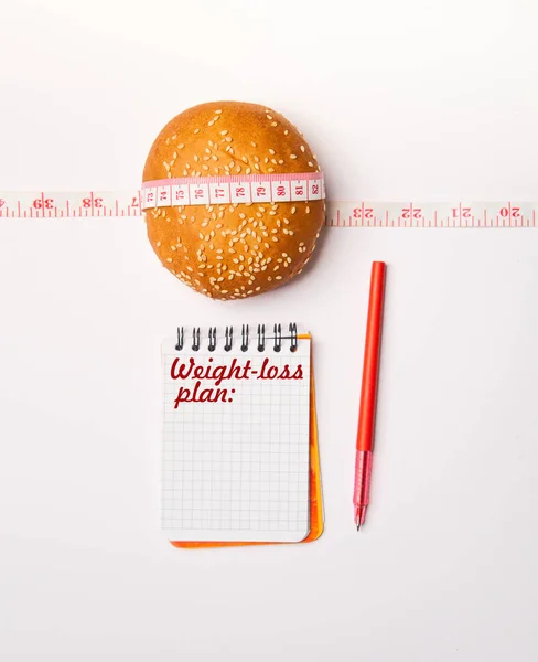 Brötchen Gebunden Mit Maßband Und Notizblock Auf Weißem Hintergrund Gewichtsverlust — Stockfoto