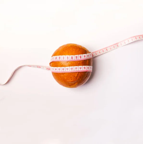 Brötchen Gebunden Maßband Auf Weißem Hintergrund Gewichtsverlust Schlanker Körper Gesunder — Stockfoto