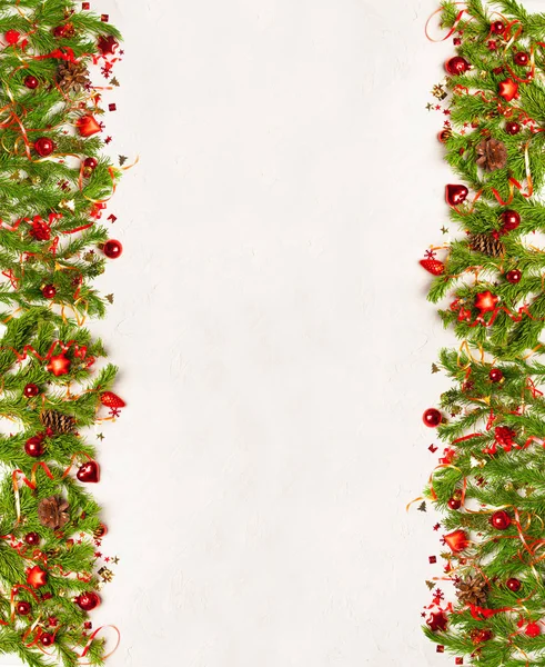 Weihnachten Oder Neujahr Hintergrund Tannenzweige Rotes Glasspielzeug Dekorationen Auf Weißem — Stockfoto