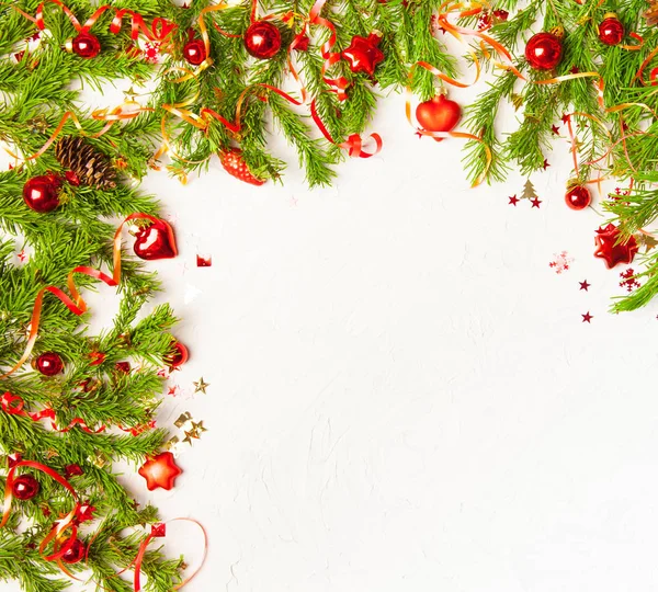 Kerstmis Nieuwjaar Achtergrond Spar Boomtakken Rode Glas Speelgoed Decoraties Witte — Stockfoto