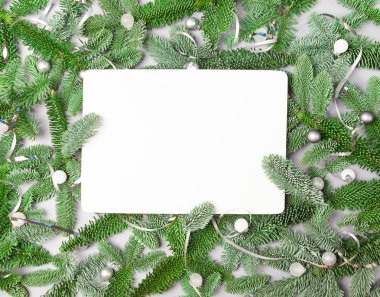 Köknar ağacı dalları whitw kartı ile desen.