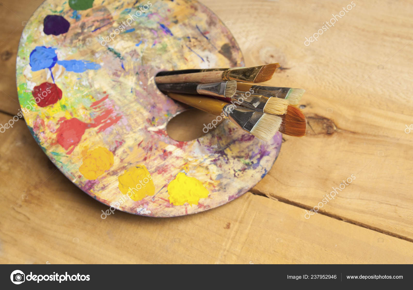 Palette Peinture Avec Pinceaux Sur Fond Bois Image Libre De Droit Par Natapro C Palette Peinture Avec Pinceaux Sur Fond Bois Image Libre De Droit Par Natapro C