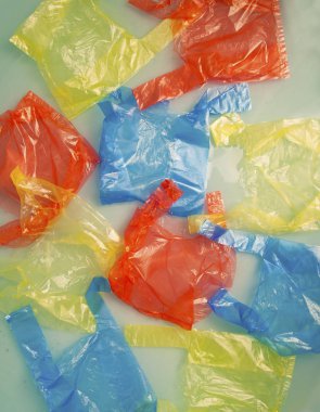 Ekoloji kavramı için su yüzeyinde renkli plastik torbalar