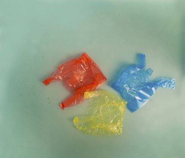 Ekoloji kavramı için su yüzeyinde renkli plastik torbalar