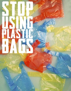 Ekoloji kavramı için yazı ile su yüzeyinde renkli plastik torbalar