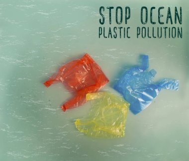 Ekoloji kavramı için yazı ile su yüzeyinde renkli plastik torbalar