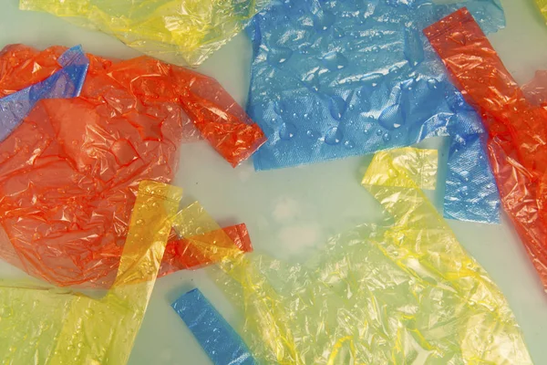 Coloridas Bolsas Plástico Superficie Del Agua Para Concepto Ecología — Foto de Stock