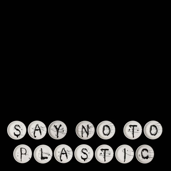Siyah Arka Plan Ekoloji Kavramı Üzerine Harflerle Beyaz Plastik Tabaklar — Stok fotoğraf