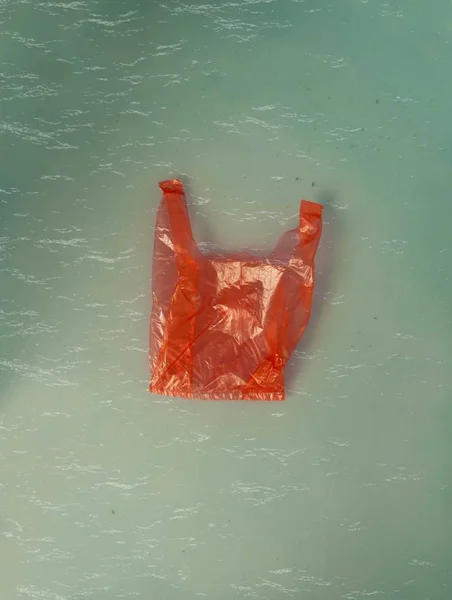 Saco Plástico Vermelho Superfície Água Para Conceito Ecologia — Fotografia de Stock