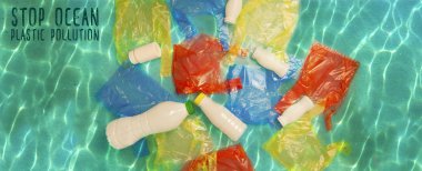 Renkli paketleri ve okyanus su beyaz plastik şişelerde. Kirliliği kavramı.