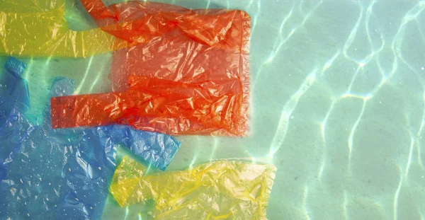 Paquetes Coloridos Agua Del Océano Concepto Contaminación —  Fotos de Stock