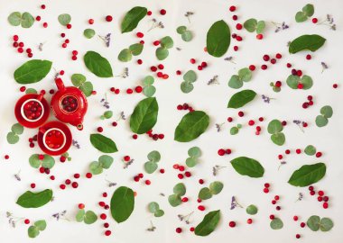 kiraz ve yaprakları ile beyaz yüzeyinde kiraz çay Üstten Görünüm