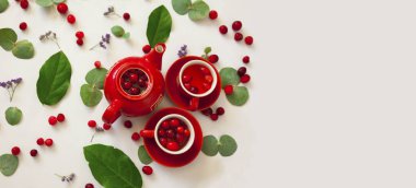 kiraz ve yaprakları ile beyaz yüzeyinde kiraz çay Üstten Görünüm