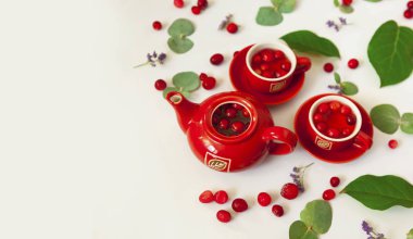 kiraz ve yaprakları ile beyaz yüzeyinde kiraz çay yakın çekim shot