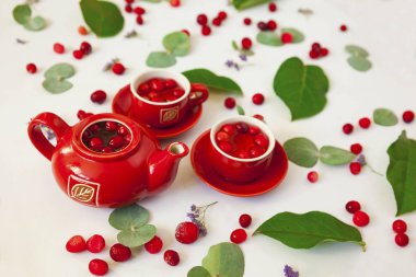 kiraz ve yaprakları ile beyaz yüzeyinde kiraz çay yakın çekim shot