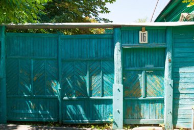 renkli ahşap kapı yapısı 