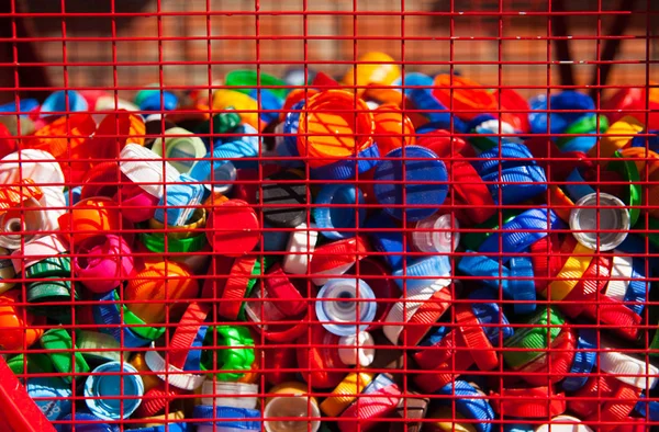Close Vários Top Plástico Colorido Garrafas Cesta Zero Conceito Resíduos — Fotografia de Stock