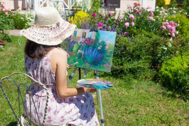 yaz bahçesinde şapka çizim resim kadın kısmi görünümü