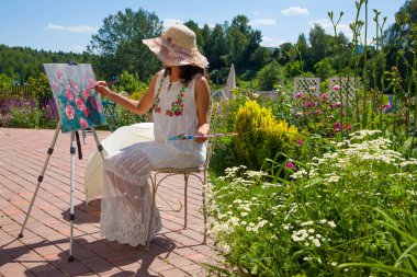 yaz bahçesinde şapka çizim resim kadın kısmi görünümü