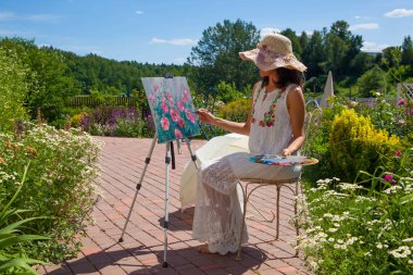 yaz bahçesinde şapka çizim resim kadın kısmi görünümü