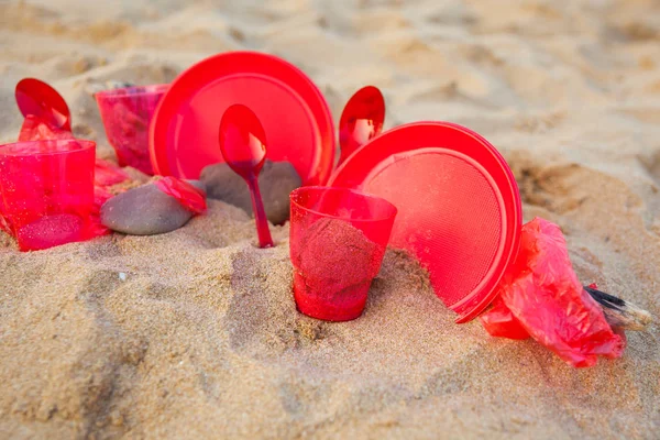 Blízký Pohled Červené Plastové Nádobí Písečné Pláži — Stock fotografie