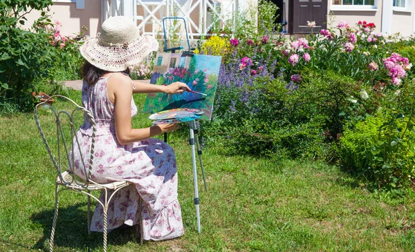 Partial View Woman Hat Drawing Picture Summer Garden — Stock Photo, Image