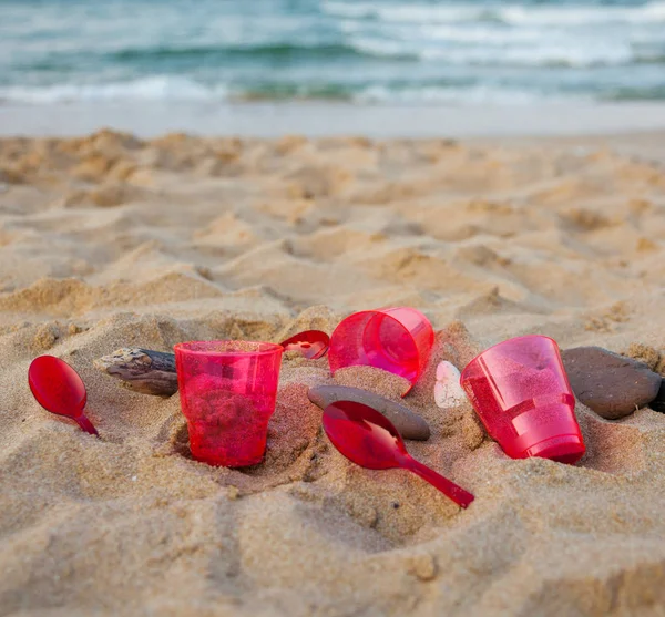 Blízký Pohled Červené Plastové Nádobí Písečné Pláži — Stock fotografie