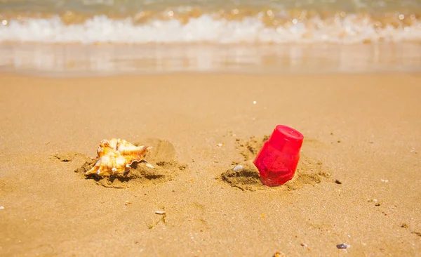 Červené Plastové Sklo Moře Písčité Pláži Ekokoncepce — Stock fotografie