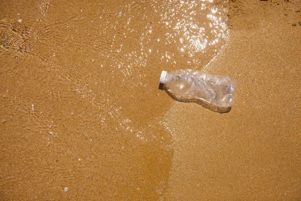 Pohled Plastovou Láhev Ležící Písčité Pláži Koncepce Nulového Odpadu — Stock fotografie