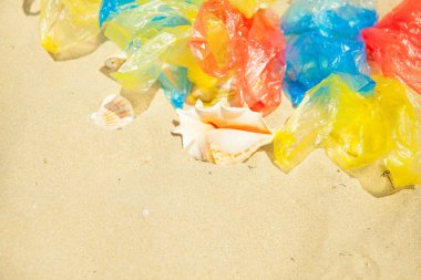 kumlu plajda renkli overwrap çanta ve deniz üstü görünüm üst görünümü