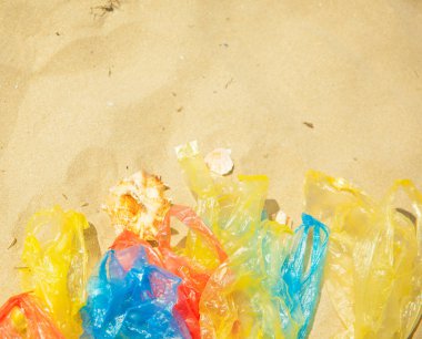 kumlu plajda renkli overwrap çanta ve deniz üstü görünüm üst görünümü