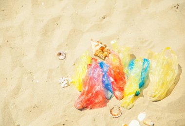 kumlu plajda renkli overwrap çanta ve deniz üstü görünüm üst görünümü