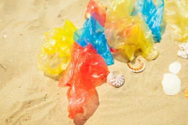 kumlu plajda renkli overwrap çanta ve deniz üstü görünüm üst görünümü