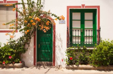 Mogan, Gran Canaria, İspanya'nın mimarisi ve bitki örtüsünün ayrıntıları.